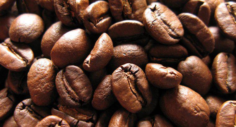 Qual è il significato dei tre chicchi di caffè tradizionalmente servito con Sambuca?