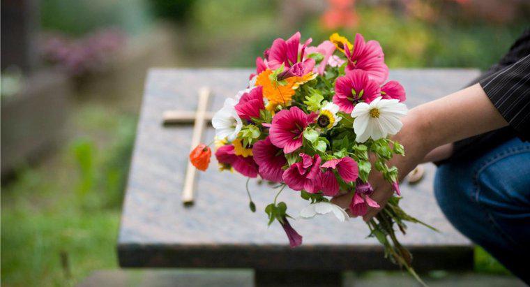 Perché le persone mettono fiori sulle tombe?