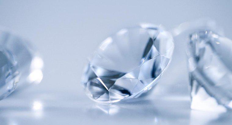 Quali sono alcuni fattori che influenzano il valore di un diamante?