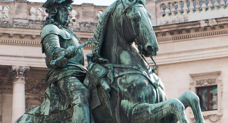 Qual è il significato di una statua di cavallo con le gambe sollevate?