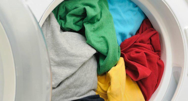 Perché i vestiti si attaccano insieme nell'essiccatore?