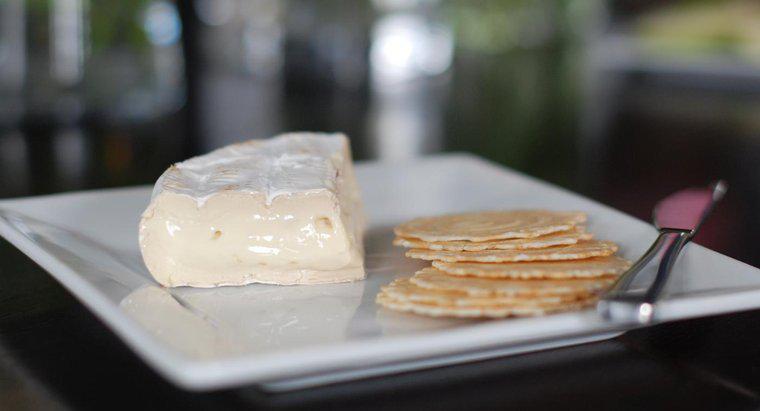Qual è un buon modo per rimuovere la buccia dal formaggio Brie?