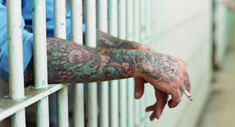 Cosa simbolizzano i tatuaggi della prigione russa?