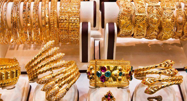 Qual è la differenza tra gioielli riempiti d'oro e gioielli placcati in oro?