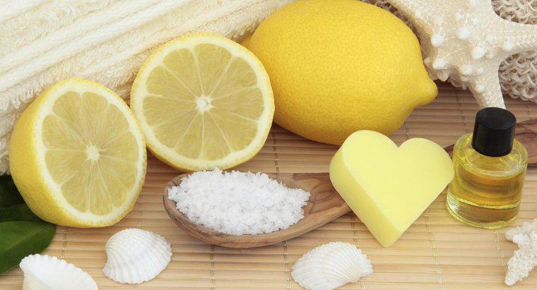 Come si fa uno scrub per il viso al limone e allo zucchero?