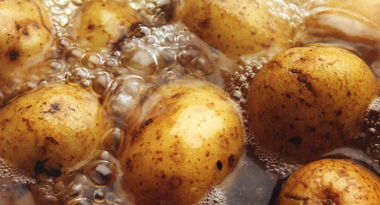 Quanto tempo ci vuole per far bollire le patate intere?
