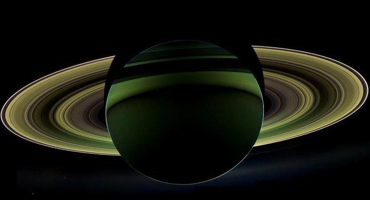 Cosa causa la divisione Cassini negli anelli di Saturno?