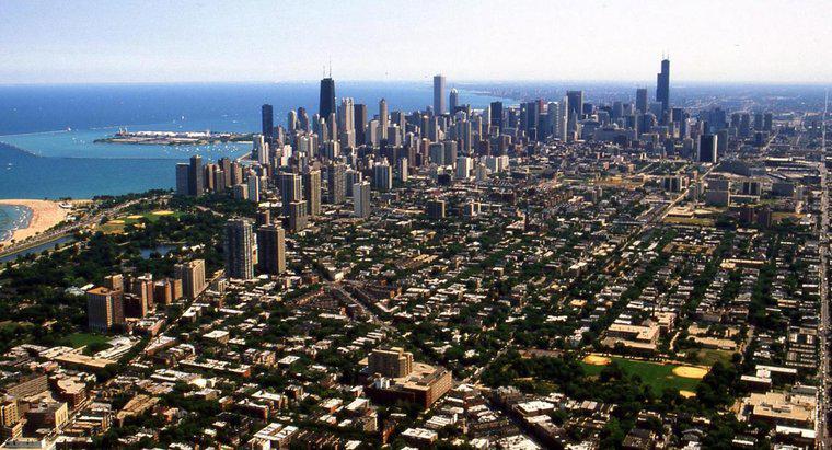 Quanto è grande Chicago in miglia quadrate?