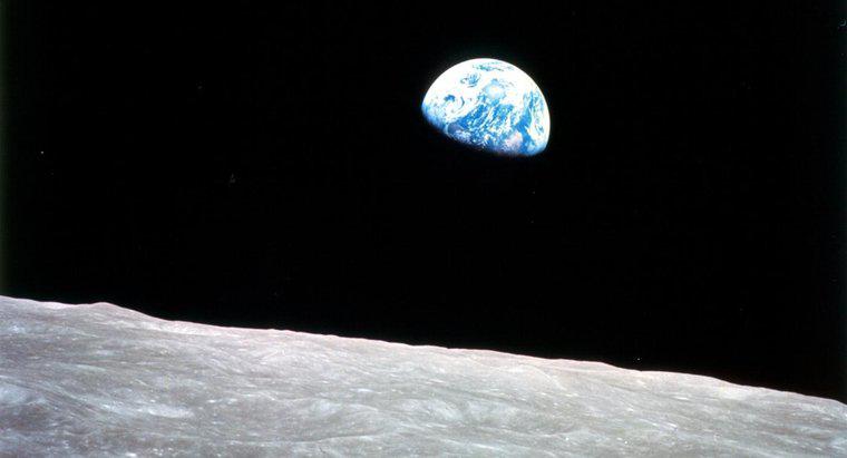 Qual è la differenza tra la Terra e la Luna?