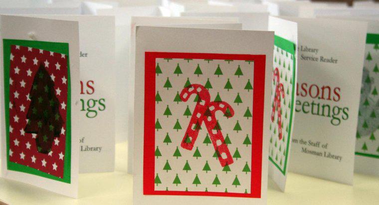 Quali sono alcune buone cose da scrivere in una cartolina di Natale?