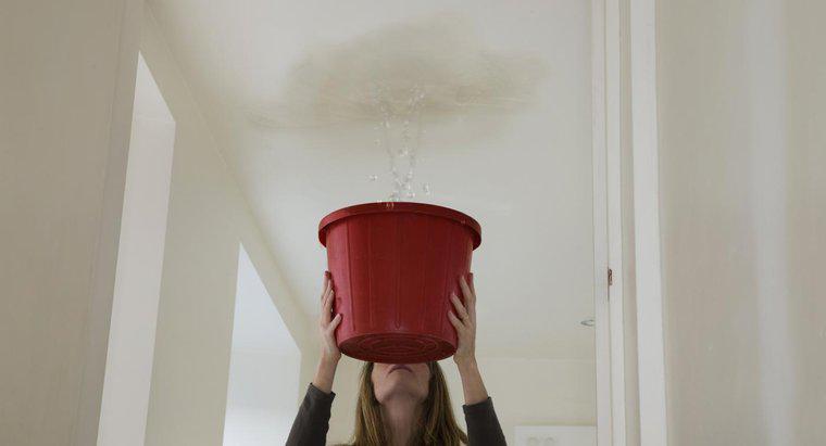 Cosa causa una perdita d'acqua nel soffitto?