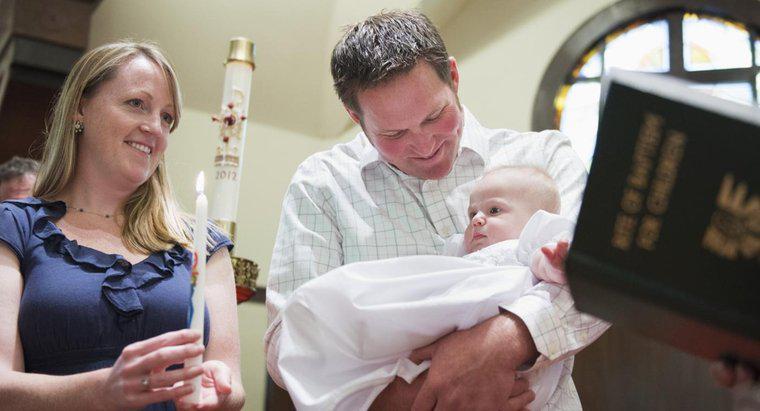 Cosa rappresenta l'abito bianco nel battesimo?