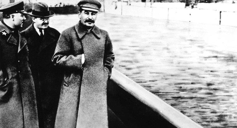 In che modo Stalin ha usato la propaganda per ottenere potere?