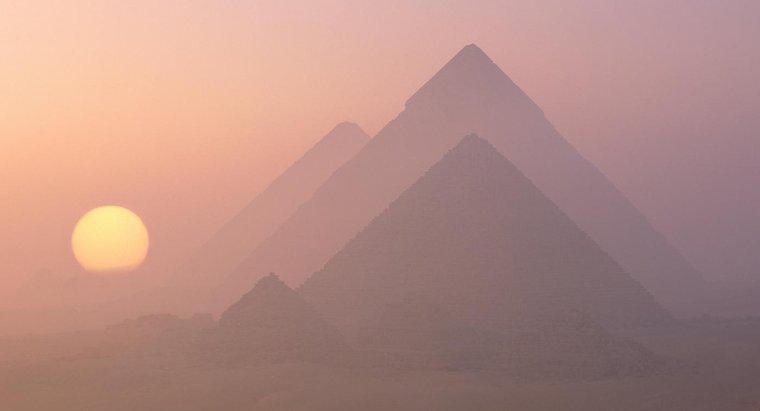 Quali sono i nomi delle tre piramidi di Giza?