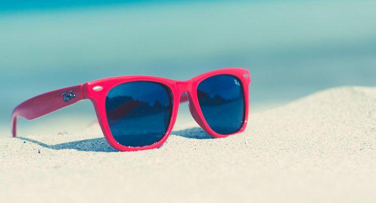 Qual è il modo di strappare i graffi dagli occhiali da sole?