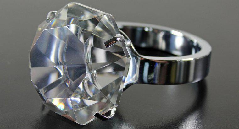 Posso pulire il mio anello di diamanti con l'aceto?