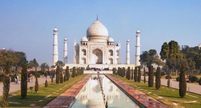 Quali materiali sono stati usati per costruire il Taj Mahal?