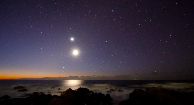Qual è la stella luminosa sotto la luna?