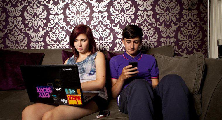 Quanto tempo gli adolescenti americani spendono ogni giorno sui computer?