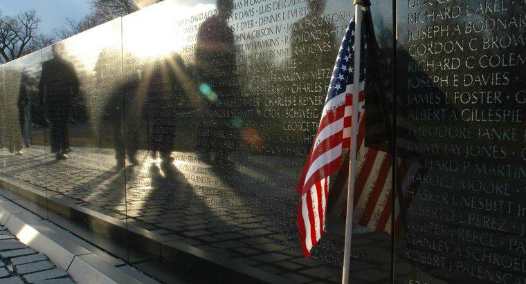 Come sono disposti i nomi sul Vietnam Memorial Memorial Wall?