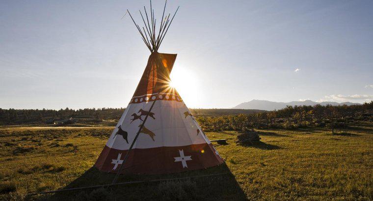 Come erano le case degli indiani Blackfoot?