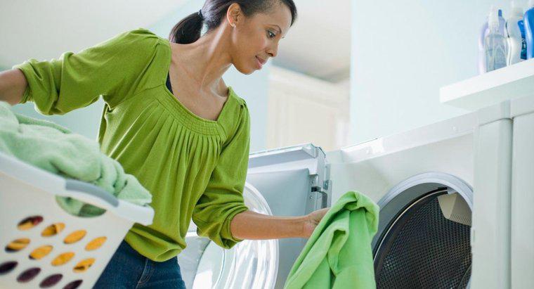 Come si pulisce una lavatrice che lascia residui sui vestiti?
