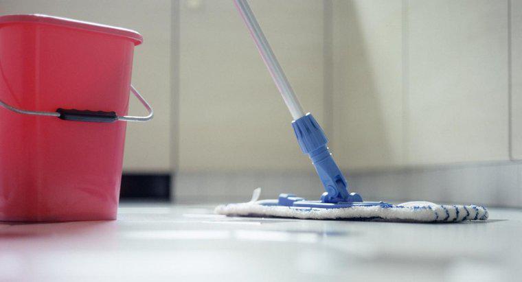Qual è il modo più semplice per pulire la pavimentazione in vinile?