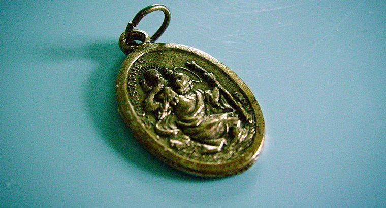 Qual è il significato della medaglia di San Cristoforo?
