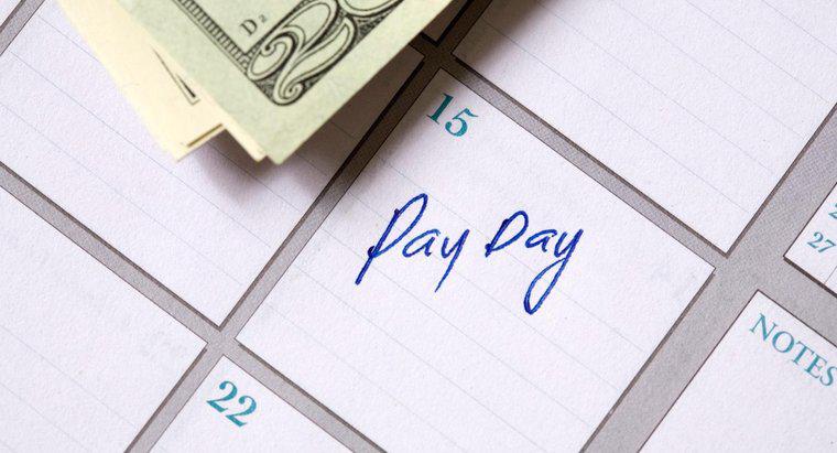 Quanti periodi retribuiti ci sono quando un dipendente viene pagato semi-mensile?