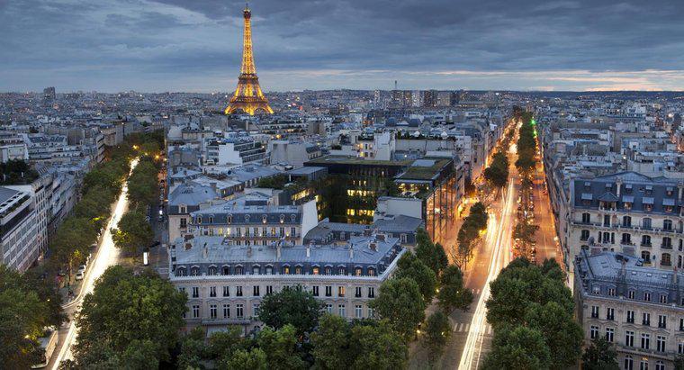 Perché Parigi è chiamata la "città della luce"?