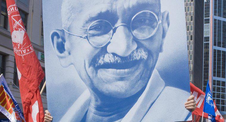Quali qualità hanno reso Gandhi un buon leader?