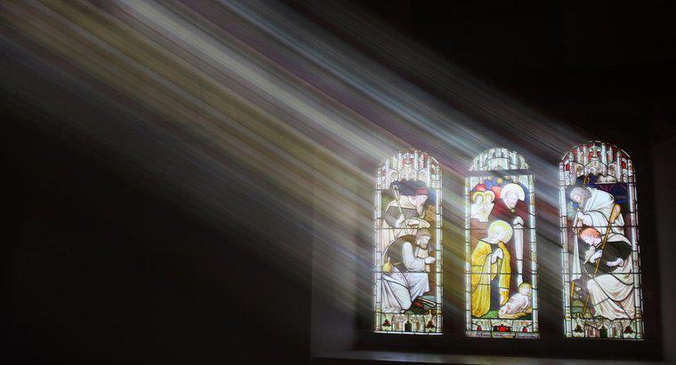 Perché molte chiese hanno vetrate?
