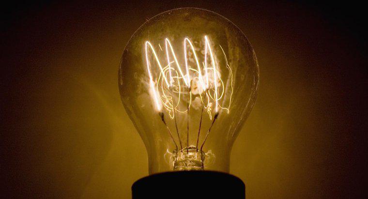 Quanti lumen emettono una lampadina a incandescenza da 100 watt?