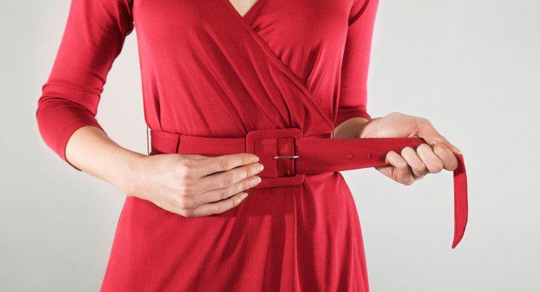Qual è il modo corretto di indossare una cintura per le donne?