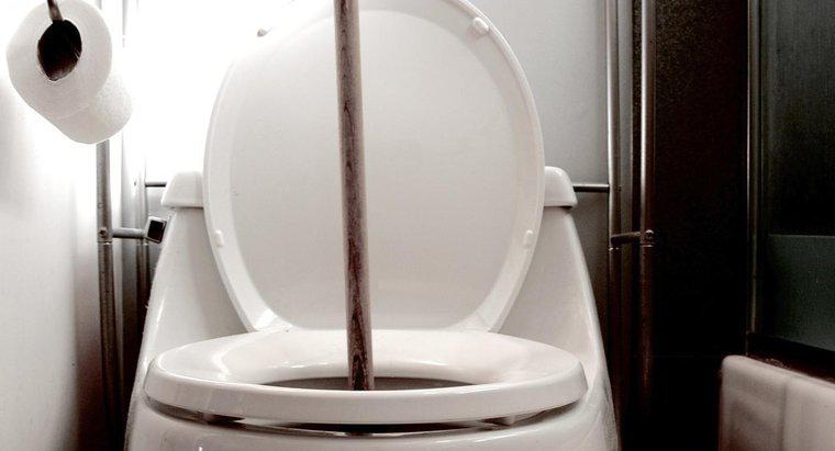 Come si sblocca una toilette senza uno stantuffo?