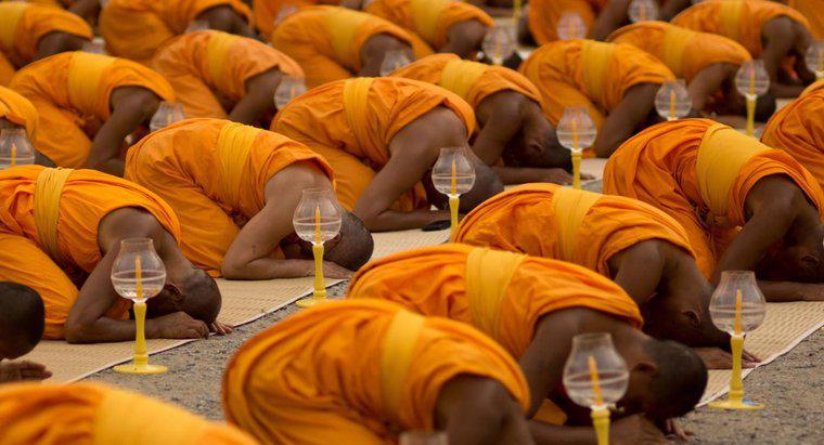 Perché i buddisti indossano abiti arancioni?