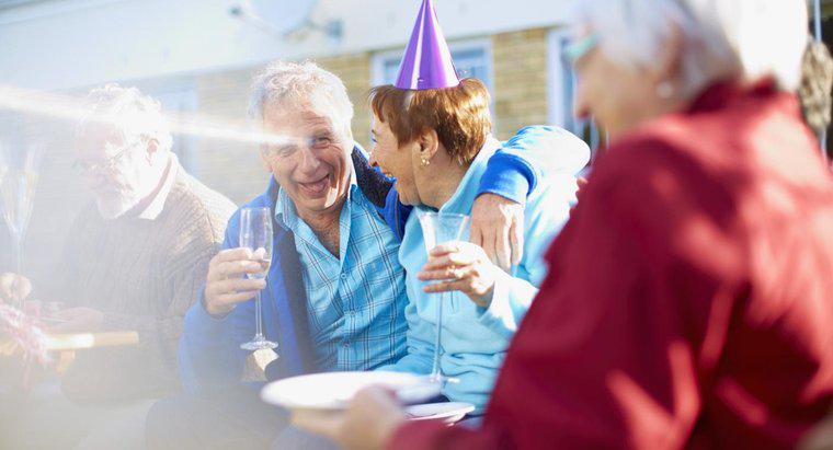 Quali sono le idee di gioco adeguate all'età per una festa del 65 ° compleanno?