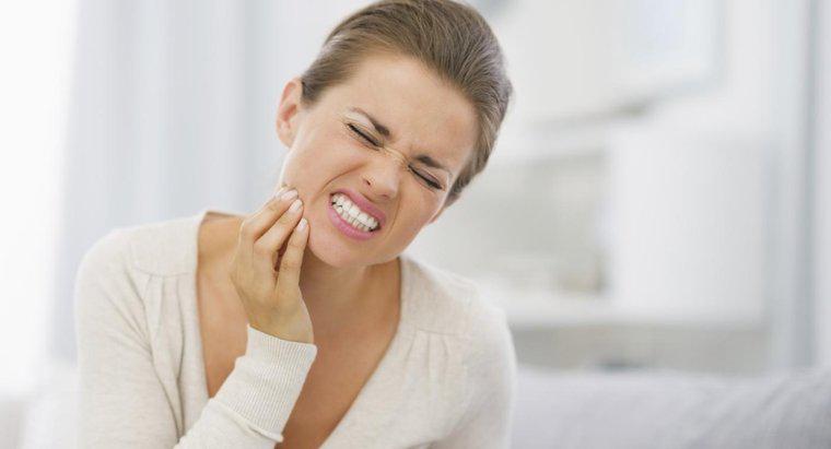 Quali sono alcuni buoni rimedi domestici per il sollievo mal di denti di emergenza?