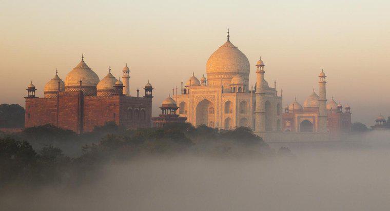 Quante persone ci sono voluti per costruire il Taj Mahal?