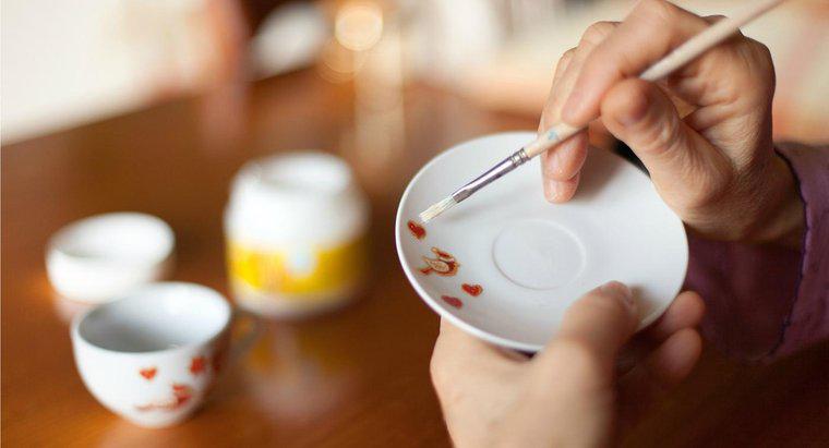 Come si fanno piatti in ceramica dipinta a mano?