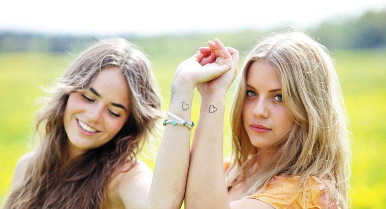 Quali sono alcuni simboli per i tatuaggi dell'amicizia?