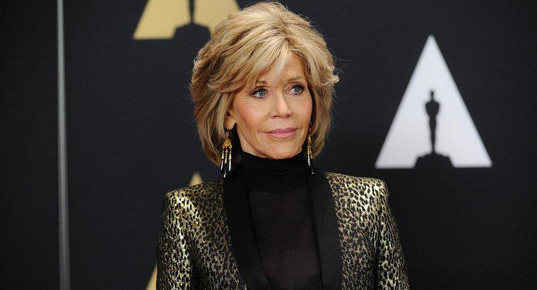Quali sono alcuni suggerimenti di stile per un taglio di capelli come Jane Fonda?