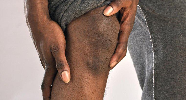 Quali sono alcune delle cause del dolore lancinante nel cappuccio del ginocchio?