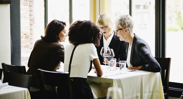 Cosa indossano le donne per una cena di lavoro?