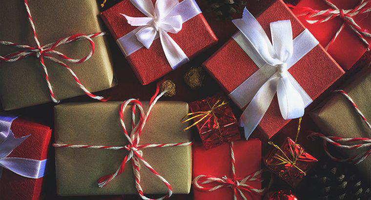 Quali sono alcuni tradizionali auguri di Natale in diverse lingue?