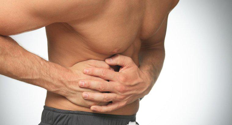 Che cosa significa un dolore acuto sotto la gabbia toracica posteriore?