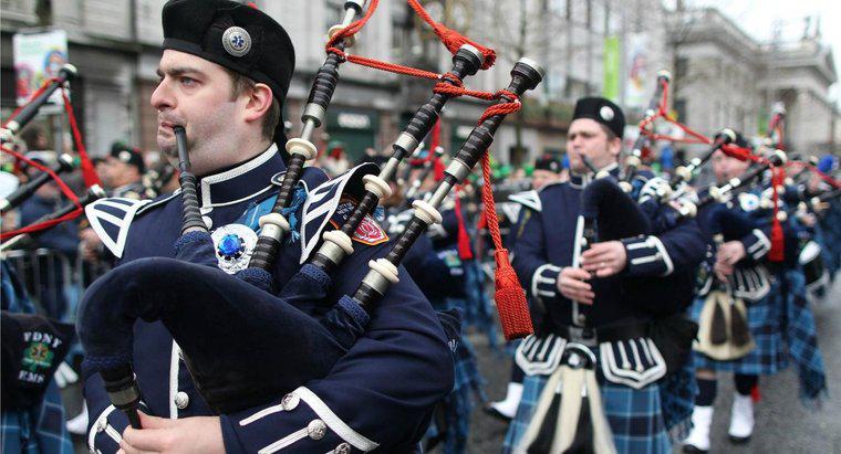 Dove è nata la tradizione di suonare le cornamuse ai funerali degli ufficiali di polizia e dei pompieri?