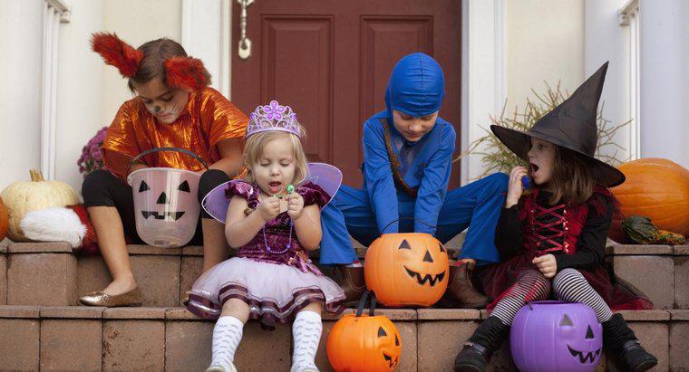 In che modo "trick or treat" è diventato parte di Halloween?