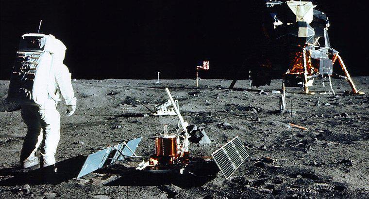 Quali oggetti hanno lasciato gli astronauti sulla luna?