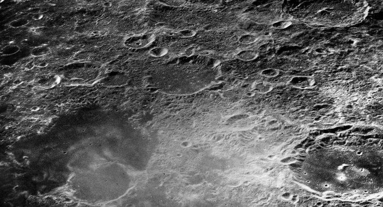 Come ha fatto la luna a prendere i suoi crateri?